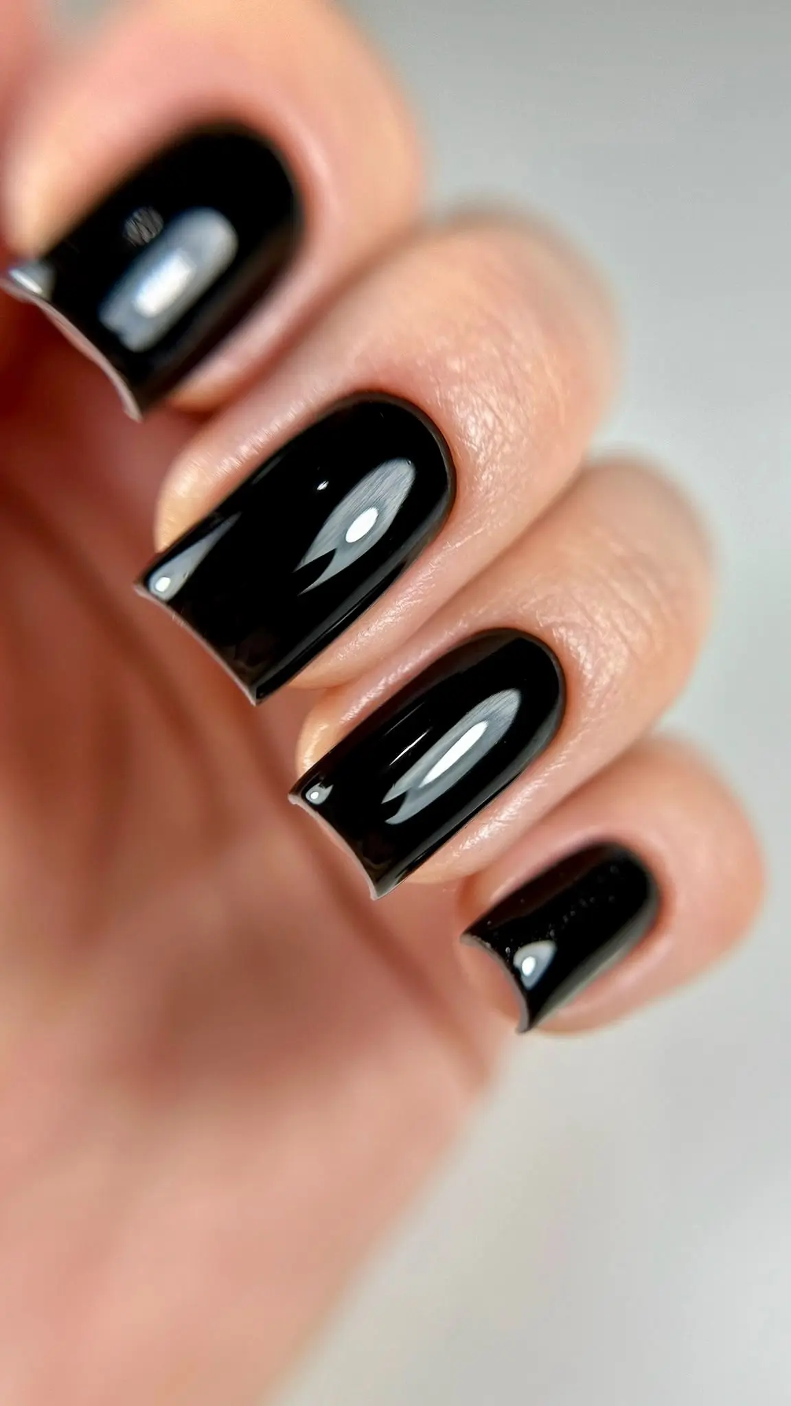 Professional manicure and pedicure work 9 - FÉNIX NAILS Paris